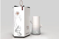 定制國(guó)畫(huà)風(fēng)的白酒包裝盒也很美